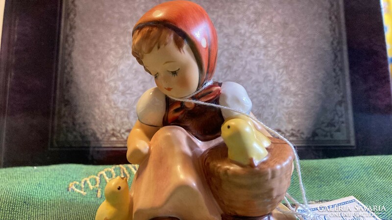 "Csirkés lány"  ,  Hummel/Goebel "  gyűjtői porcelán!