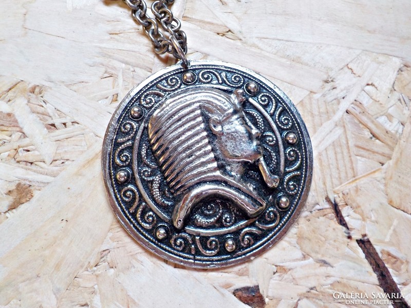 Retro metal necklace with large pendant