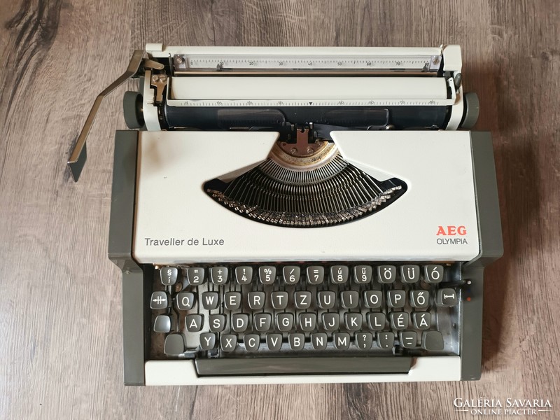 Olympia - traveler de luxe retro typewriter