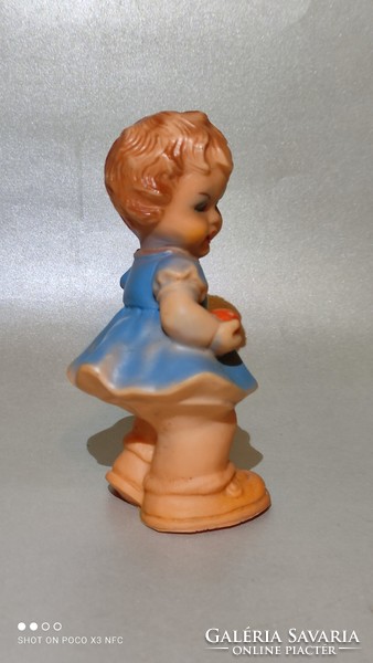 Régi gumi figura kislány almával az 50 - es évekből