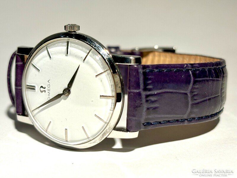 Beautiful white dial with 2 showy omega purple straps, accurate from the factory! Factory box! 32.5 Mm k.N.