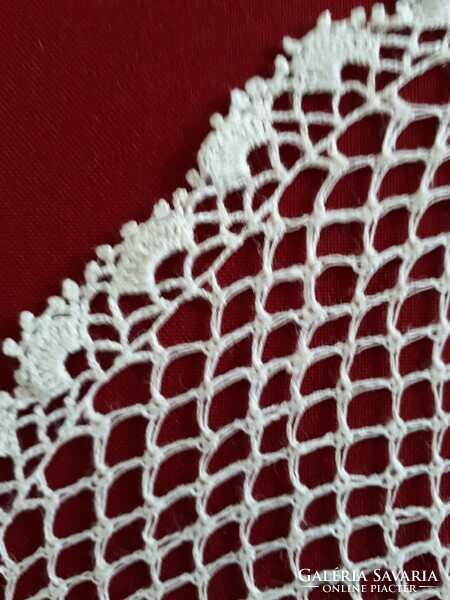 Medium-sized tablecloth crocheted with Solomon's knot technique