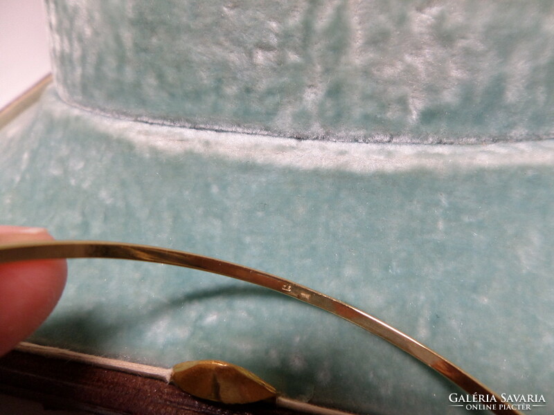 Arany huzal karkötő nefrittel és brillekkel