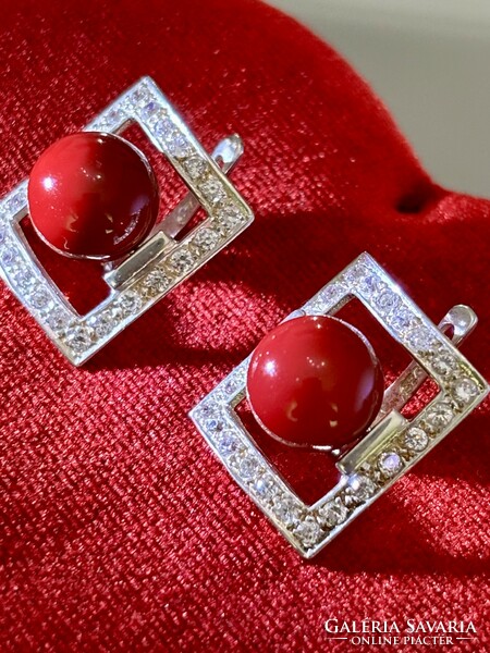 A pair of dreamy silver earrings, embellished with jasper and zirconia stones
