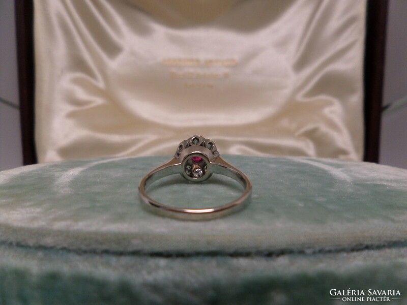 Fehér arany modern margaréta gyűrű rubinnal és brillekkel