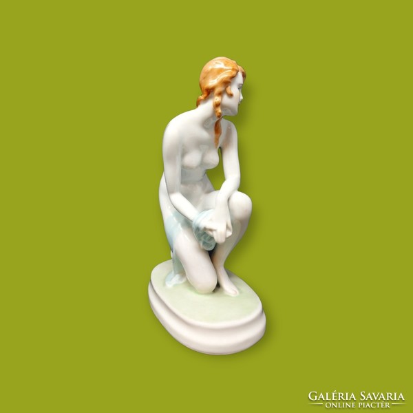 Zsolnay porcelán női térdelő akt figura