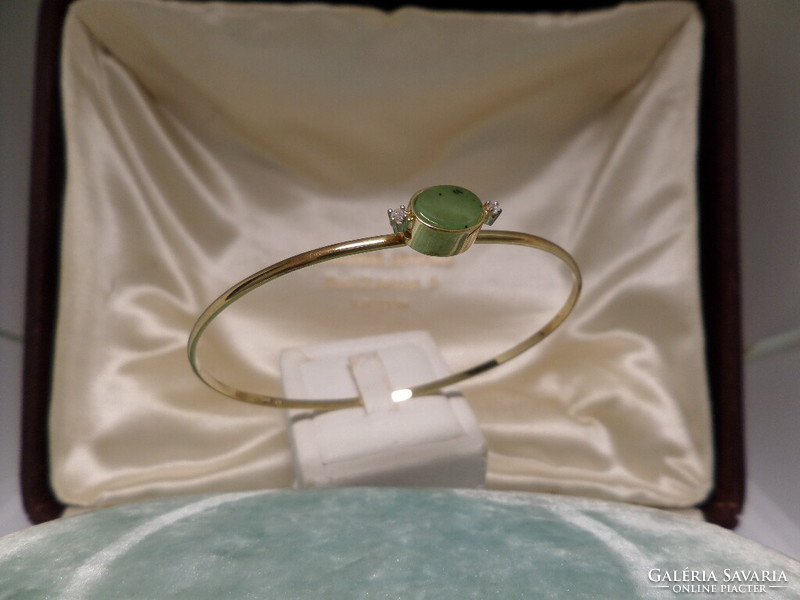 Gold wire bracelet with jade and brils