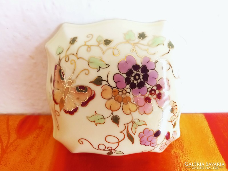Vajszínű, pillangó mintás, nagyméretű (10,5 x 10,5 cm-es) Zsolnay porcelán bonbonier