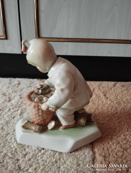 Zsolnay Sinkó porcelán rőzsét gyűjtögető fiú