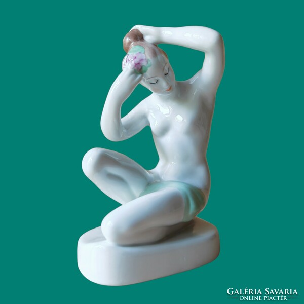 Aquincum porcelán térdelő női akt figura