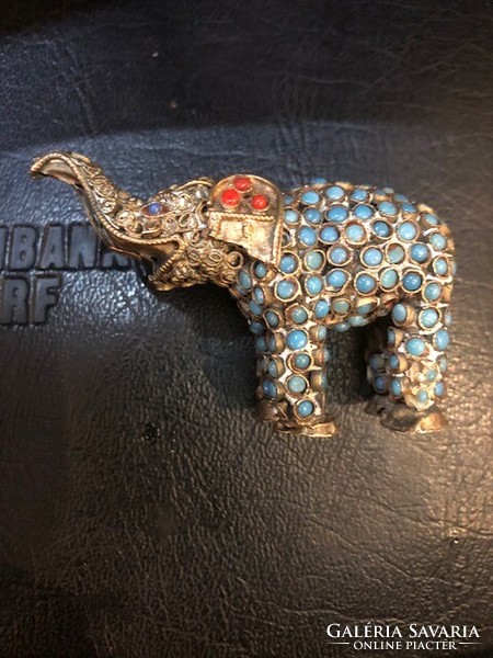 Elephant statue decorated with Tibetan coral and turquoise, 6 x 4 cm.