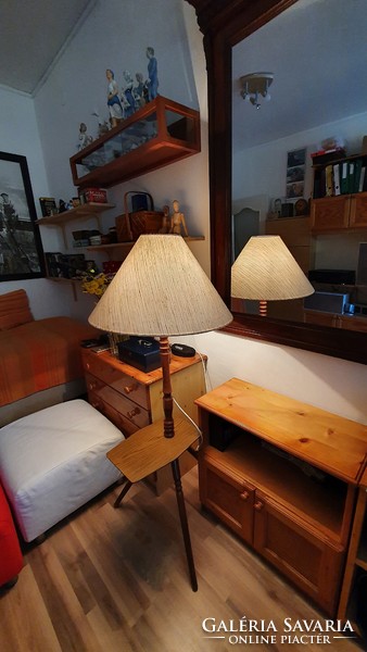 Lerakó asztalos állólámpa. Régi, fábólkészült. Hatalmas,santungos textil  lámpaernyővel.