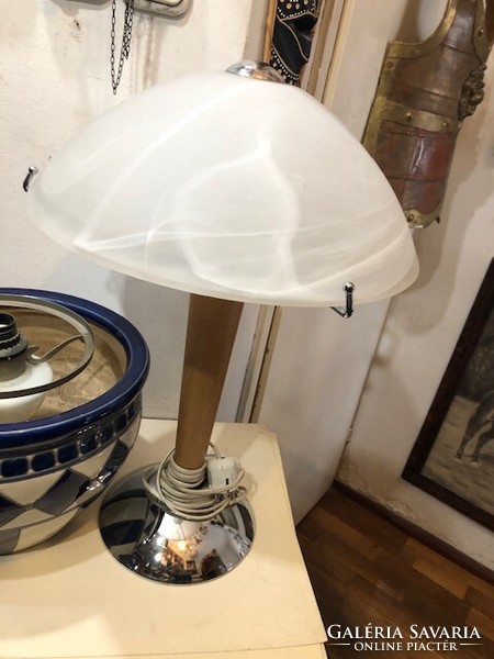 Art deco stilusú asztali lámpa, 55 cm.es magasságú, üveg búrával.