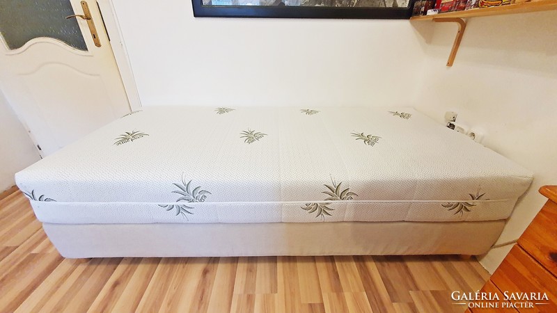 90 x 200cm.-es. ágy, dívány, heverő. egyszemélyes. IKEA. 25 cm.-es szuper matraccal.