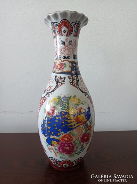 Keleti porcelán váza, jelzés nélkül, díszítéssel, XX.szd második fele