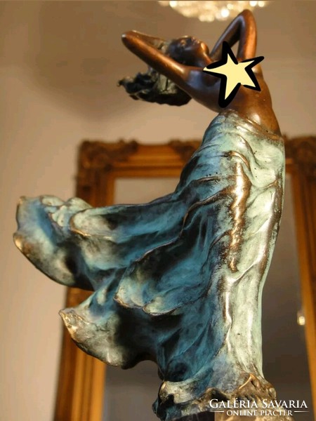 Női akt a szélben - bronz szobor műalkotás