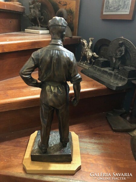 Art deco bronz szobor, gavallér, 44 cm-es magasságú.