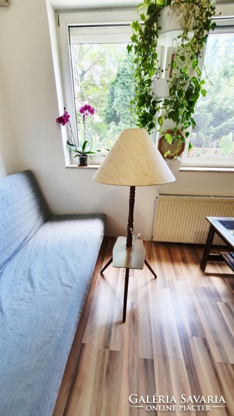 Lerakó asztalos állólámpa. Régi, fábólkészült. Hatalmas,santungos textil  lámpaernyővel.