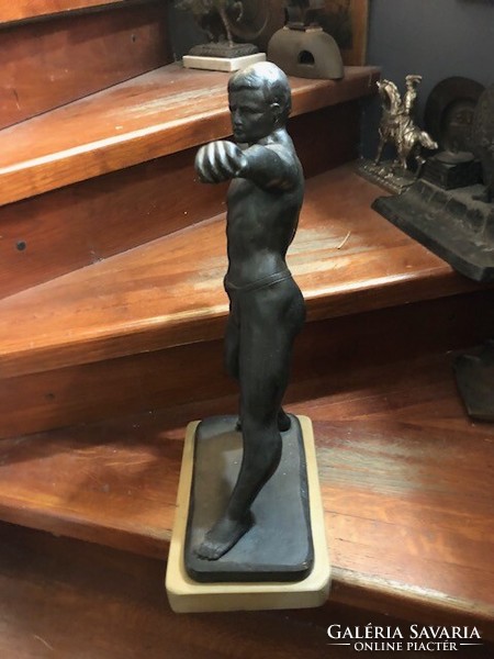 Súlylökő bronz szobor, art deco, 45 cm-es magasságú.
