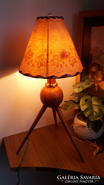 Retro 3 lábú fa asztali lámpa
