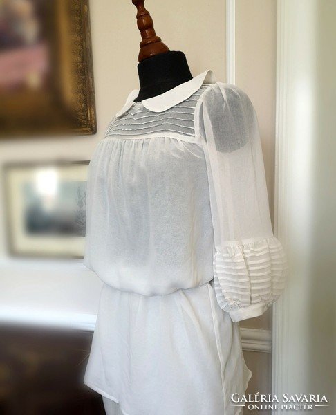 Atmosphere 36 Victorian muslin blouse with pies and a turtleneck