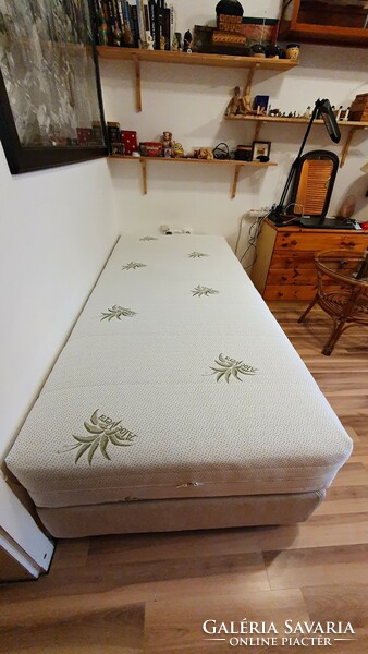 90 X 200cm.-Es. Bed, couch, couch. Single. Ikea. With a 25 Cm super mattress.