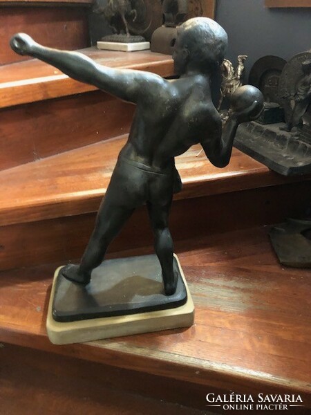 Súlylökő bronz szobor, art deco, 45 cm-es magasságú.
