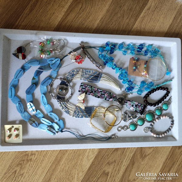 8.Cs. Used 20-piece jewelry package in good condition