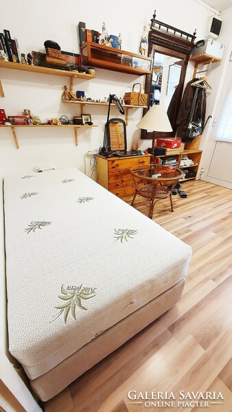 90 x 200cm.-es. ágy, dívány, heverő. egyszemélyes. IKEA. 25 cm.-es szuper matraccal.