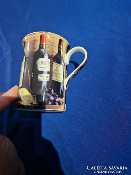 Angol kávésbögre "Vintage Wine" fehér finom porcelán, borosüveg nyomat gyertyák, sajt és szőlő,