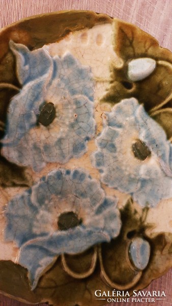 A majolica plate with poppy flowers