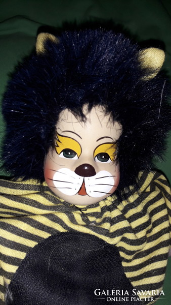 Vintage aranyos festett porcelán fejű Tigris jelmezes szép játék baba figura 24 cm a képek szerint