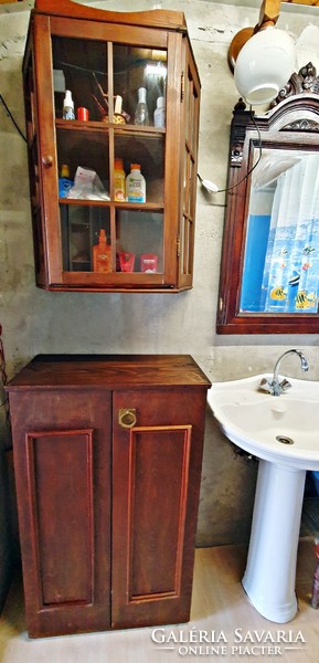 Régi, barna színű, fürdőszobai szekrények. Alsó elem  és fali szekrény.