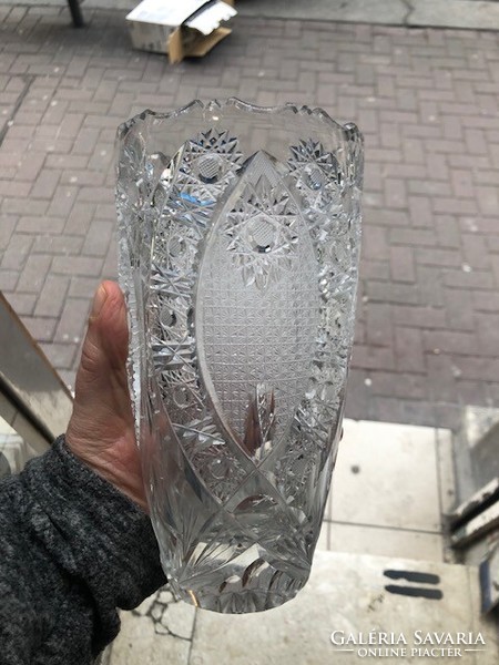 Lead crystal vase, 22 cm high, excellent for home decoration. Art deco.