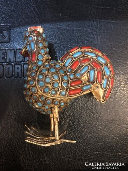 Rooster statue decorated with Tibetan coral and turquoise, 7 x 5 cm.
