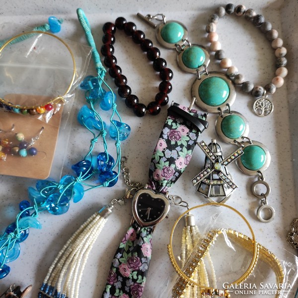 8.Cs. Used 20-piece jewelry package in good condition