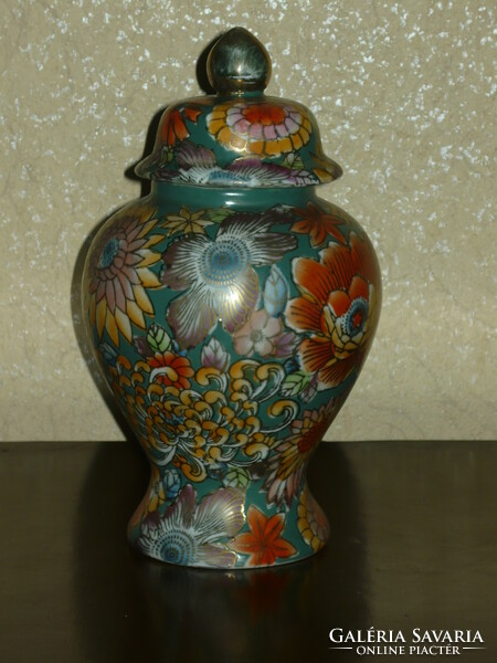 Beautiful Chinese urn vase
