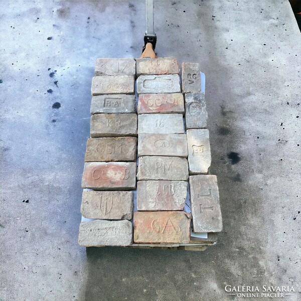 280+ pieces of retro, loft, industrial design broken, crested bricks mixed together