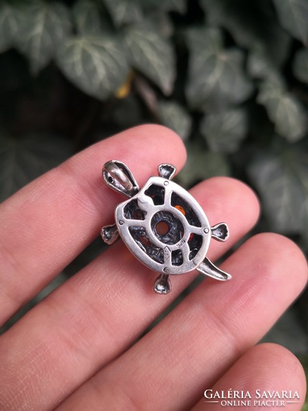 Special silver moving turtle with amber stones