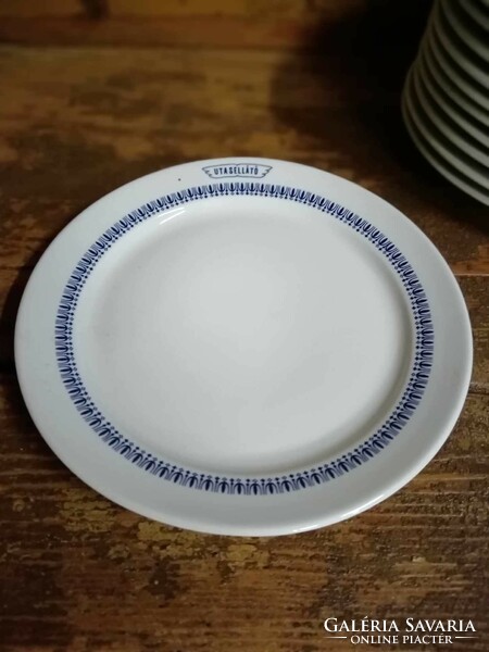 Utasellátós jelzett porcelán lapos tányér, jelzett, logózott