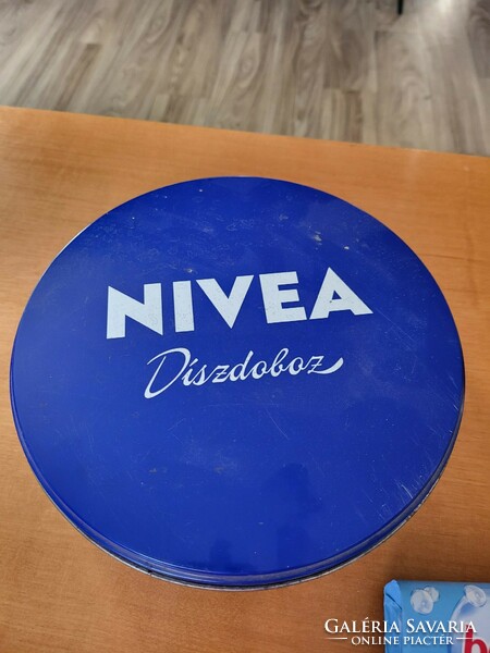 Nagyméretű Nivea diszdoboz