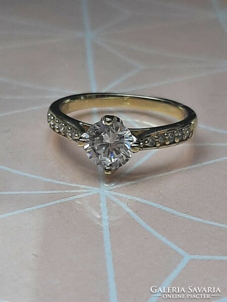 Gold-plated solitaire ring set with zirconia on the shoulder of the ring