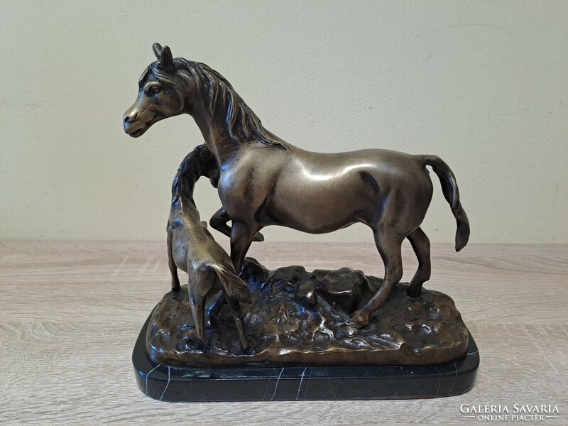 Bronz szobor ló csikóval