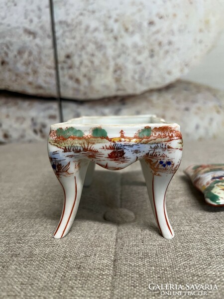 Czech Viktoria Bavarian porcelain bonbonier with Japanese motif legs a74