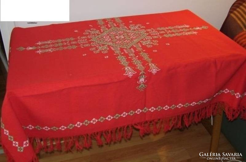 Cross-eyed tablecloth