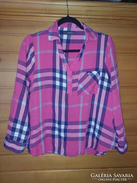 Cotton shirt with checkered roll-up sleeves. M/L bust: 54cm.