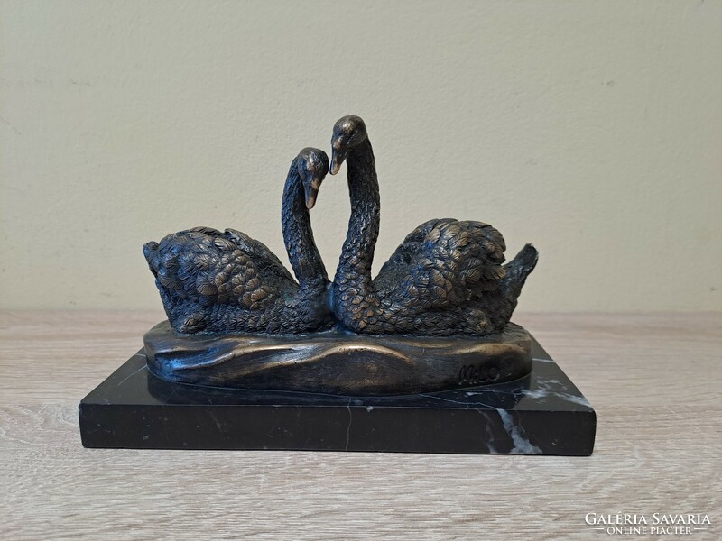 Milo bronze swan statue