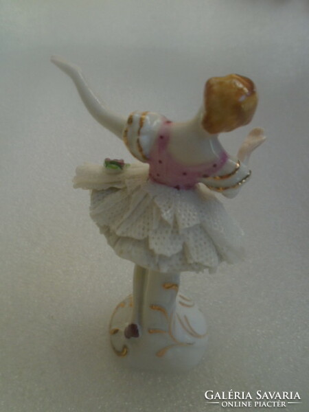 Miniatűr antik csipkeruhás balerina általános és megszokott hibával