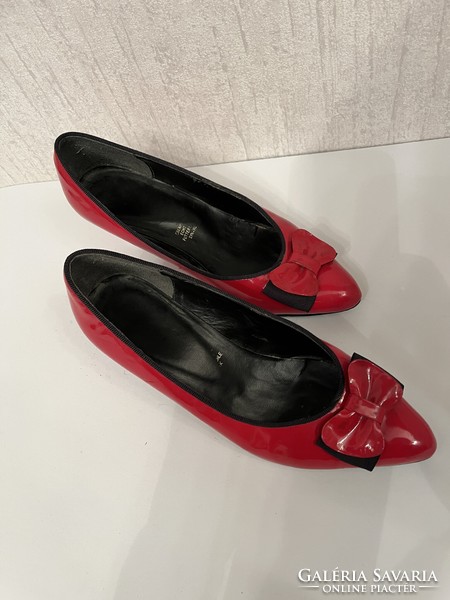 Retro red bow lacquer shoes