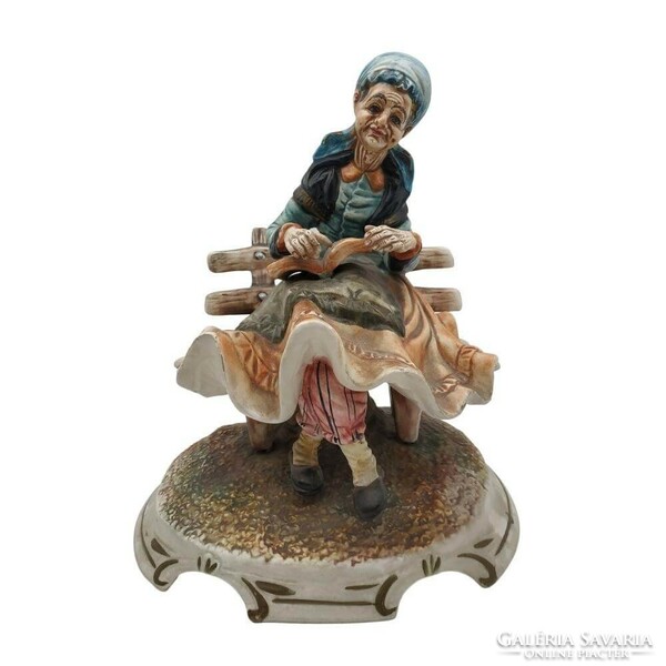 Capodimonte old lady statue m00737